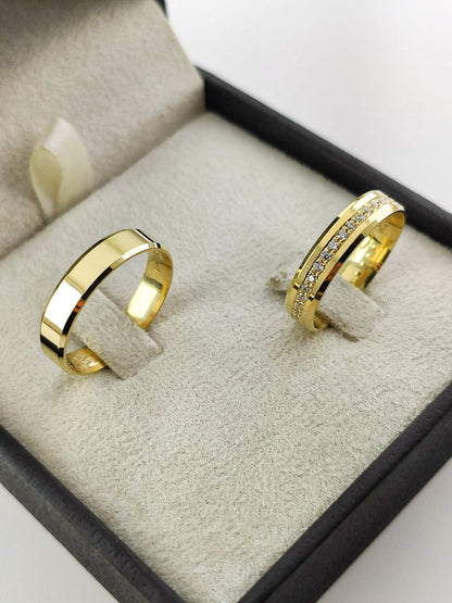 Aliança Reta Chanfrada em Ouro com Diamantes 4mm