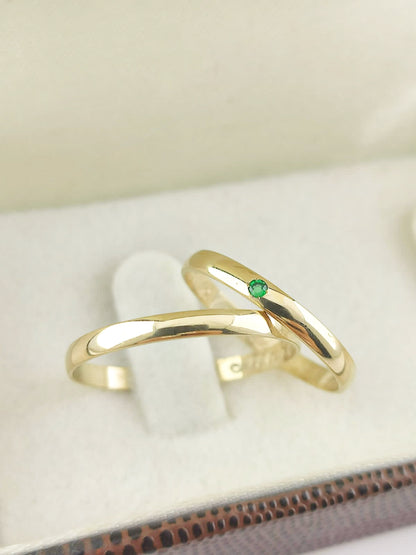 Aliança de Casamento Meia Cana em Ouro 2mm com Esmeralda