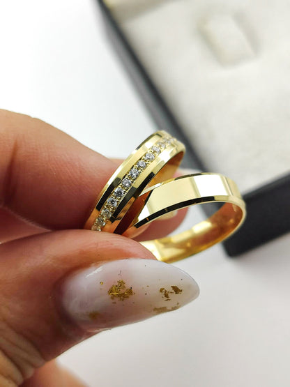 Aliança Reta Chanfrada em Ouro com Diamantes 4mm
