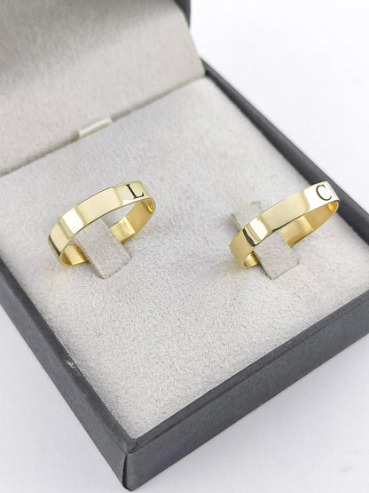 Aliança Reta em Ouro com Letra Gravada 4mm