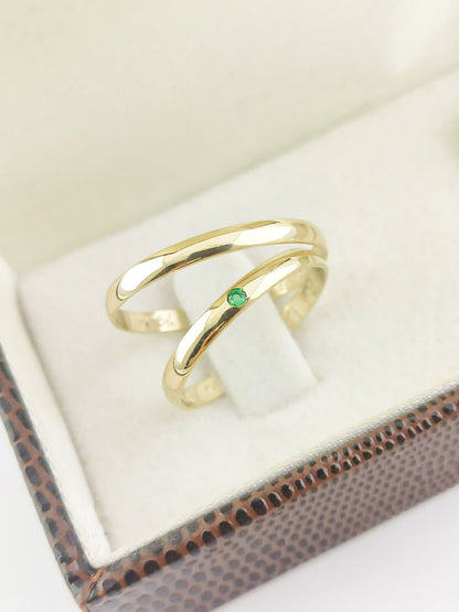 Aliança de Casamento Meia Cana em Ouro 2mm com Esmeralda