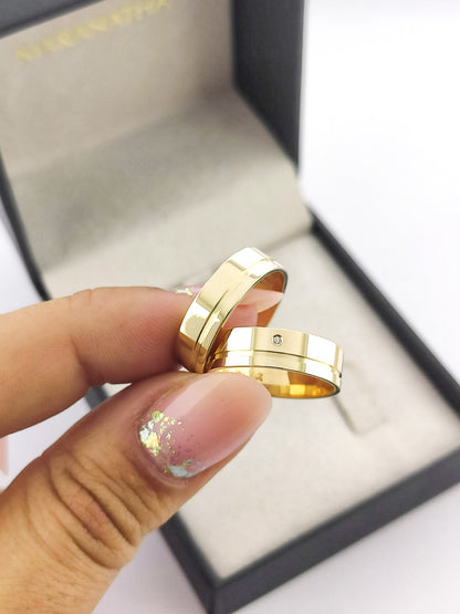 Aliança Reta com Friso e Diamante em Ouro 5mm