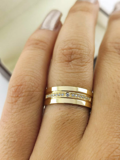Aliança Reta em Ouro com Frisos e Diamantes 6mm