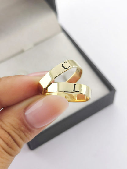Aliança Reta em Ouro com Letra Gravada 4mm