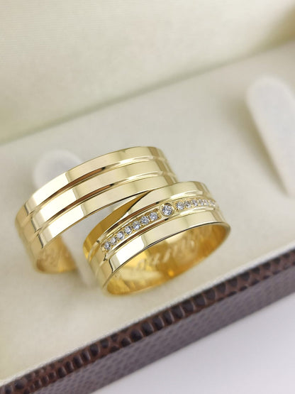 Aliança Reta em Ouro com Frisos e Diamantes 6mm
