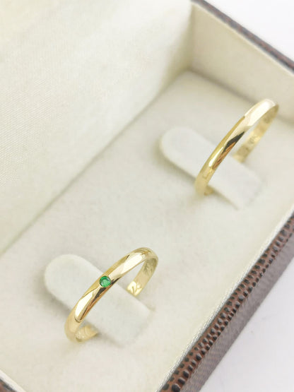 Aliança de Casamento Meia Cana em Ouro 2mm com Esmeralda