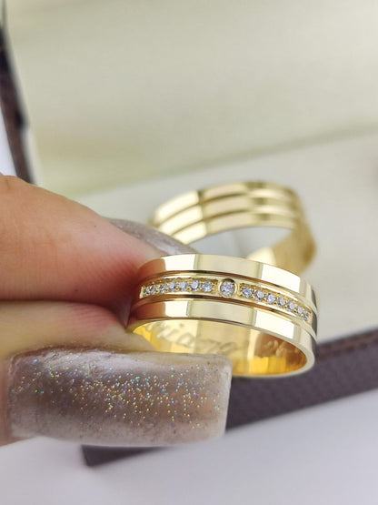 Aliança Reta em Ouro com Frisos e Diamantes 6mm