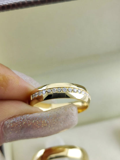 Aliança Meia Cana Tradicional em Ouro com Diamantes 4.5mm